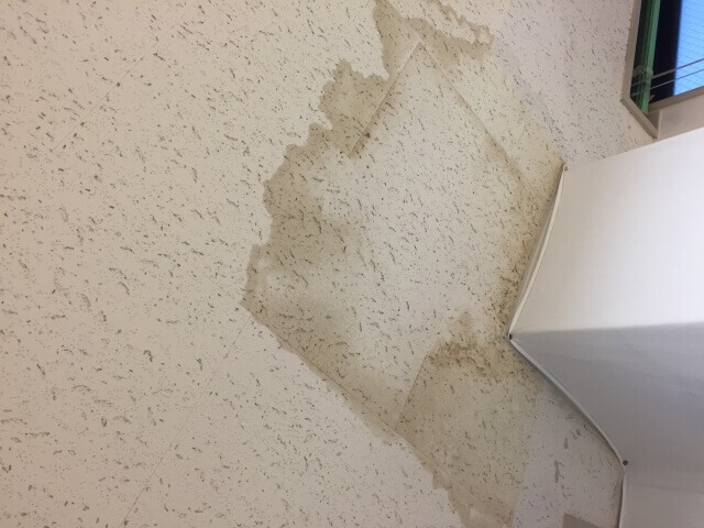 雨漏りしている天井